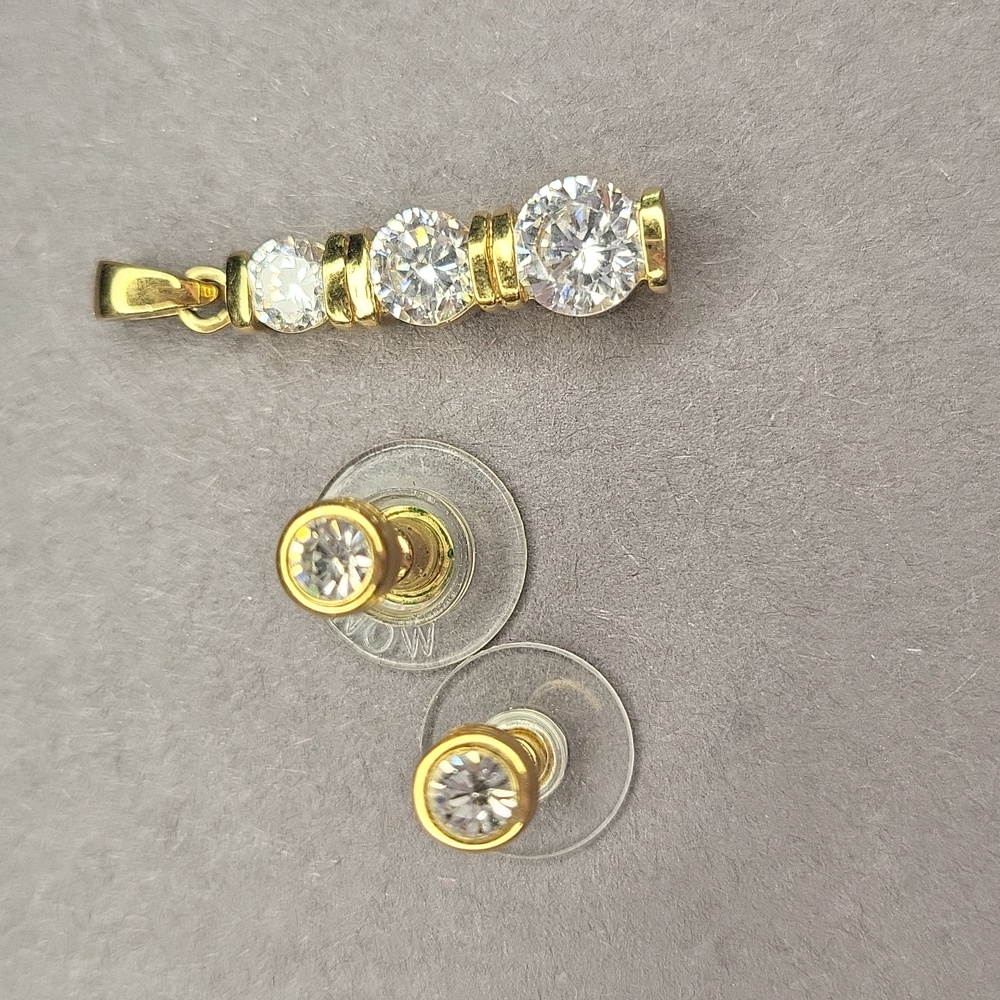 Stunning Three Stone Pendant Set